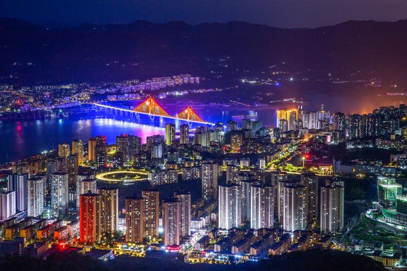 彩云阳光：温暖的光芒照亮了城市的每一个角落