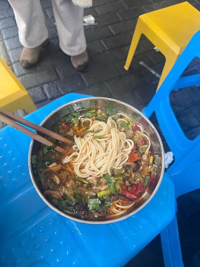 彩云阳光：温暖的光芒照亮了城市的每一个角落